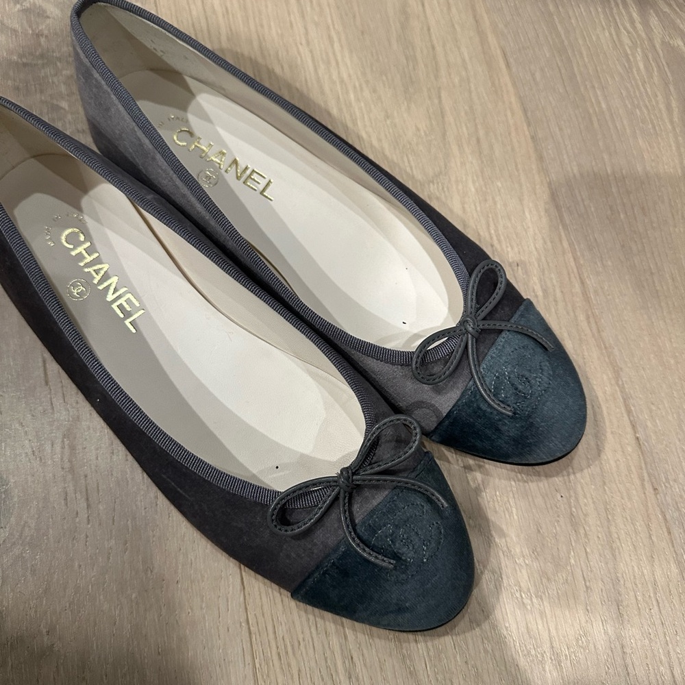 Chanel Women's Black and Gray Ballet Flats